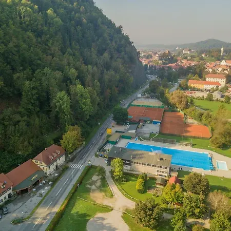 Pocitniska Hiska Pod Skalco * קמניק